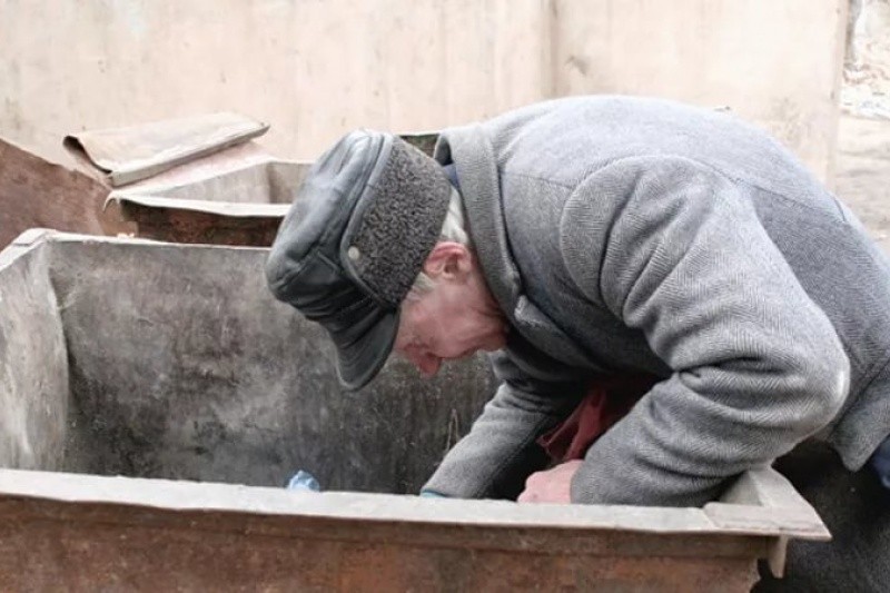 Он просто собирал мусор.