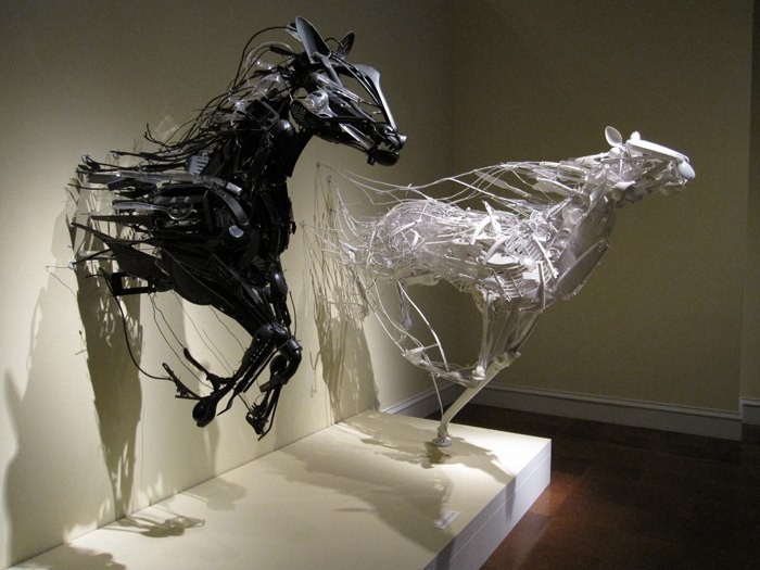 Саяка Ганц увековечивает мусор в своих скульптурах.