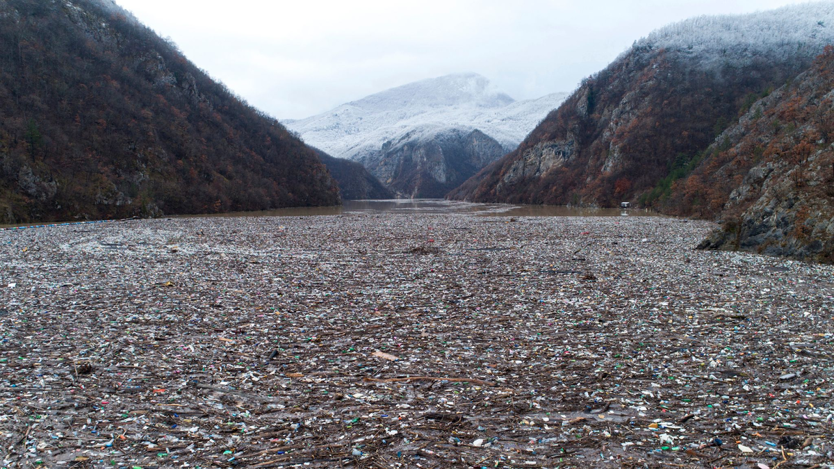 Сезонный мусорный кошмар боснийских рек